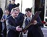 Губернатор А. Черногоров вручает Ю. ЖЕМАНОВУ премию имени Петра Великого.