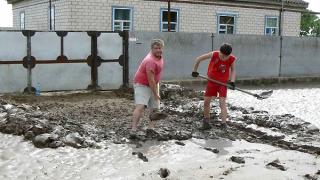 После наводнения продолжается расчистка завалов в Петровском районе