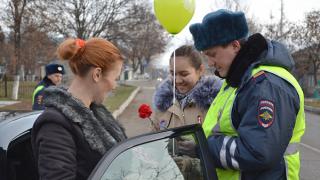 Сотрудники ГАИ Ставрополья поздравили женщин с Днем матери