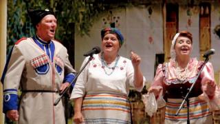 Запевали песни казаки на фестивале-конкурсе в станице Курской