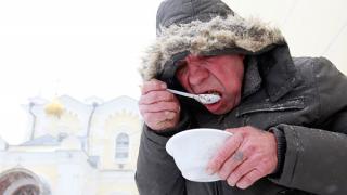 Маршрут милосердия привез горячее питание малоимущим и бомжам в Ставрополе