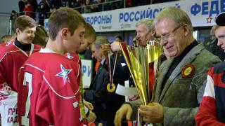 Легендарный Вячеслав Фетисов вручил награды победителям армейского турнира по хоккею в Ставрополе