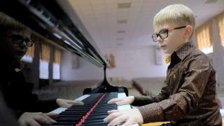 Как семилетний пианист из Ставрополя Эмиль Волков играет музыку XVIII века