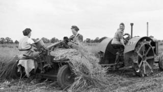 Женщины-трактористки во время Великой Отечественной войны