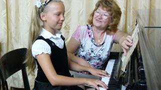 Преподаватель по классу фортепиано Татьяна Титова готовит в победителей конкурсов