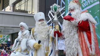 Дед Мороз из Великого Устюга водил хоровод вокруг ёлки в Ставрополе