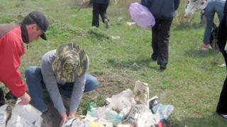 Учителей заставили убирать мусорную свалку в ставропольском селе Новоселицком