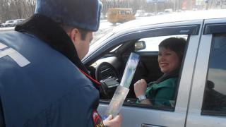 В Ставрополе сотрудники ГАИ поздравили автоледи и женщин-пешеходов с 8 марта