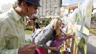 Учащиеся детской художественной школы Ставрополя учили рисовать прохожих в День города