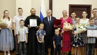 Юрий Чайка вручил многодетной семье Орден «Родительская слава»