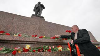 В день рождения Ленина к его памятнику в центре Ставрополя пришли люди с цветами