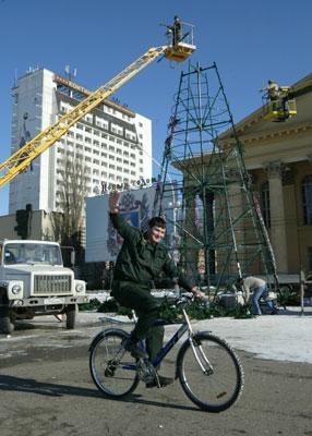 На главной площади Ставрополья демонтировали новогоднюю ёлку