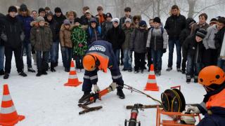 Спасатели научили школьников правильно вести себя на льду