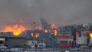 Пожар на складе под Ставрополем уничтожил мебель на десятки миллионов рублей
