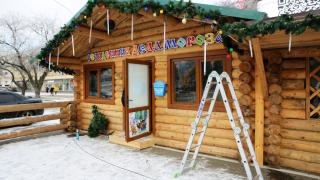 В Ставрополе украшают ёлочный лес и резиденцию Деда Мороза