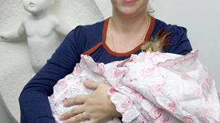 В Ставрополе к Дню матери молодым мамам вручили автокресла-люльки