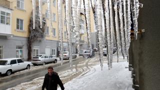 В Ставрополе спасатели сбивают сосульки