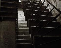 Опасная лестница в подъезде дома Минвод может стать причиной трагедии