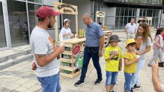 Бесплатный лимонад наливают посетителям фестиваля в Железноводске