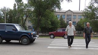 Пенсионер помог односельчанам оборудовать пешеходный переход в Дивном