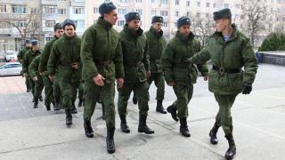 В Ставрополе 120 новобранцев проводили на службу в краевой День призывника