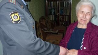 Сотрудники ОГИБДД по Ставрополю поздравили ветерана ГАИ и участника войны Валентину Кулиничеву