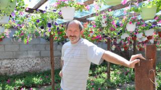 Цветовод Олег Голосов превратил пустырь в ботанический сад