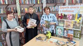Библиотеке села Труновского книги подарил благочинный Донского округа