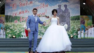 День семьи, любви и верности под знаком ромашки отметили в Ставрополе
