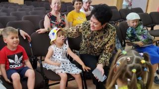 Глава Александровского округа поздравила детей в пункте временного размещения беженцев