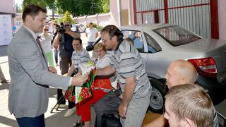 Ставропольским инвалидам, пострадавшим на производстве, вручены ключи от автомобилей