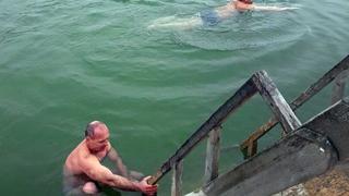 Более 50 моржей окунулись в Ессентукское озеро