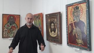 Жители села Левокумского на Ставрополье посещают выставку икон, написанных земляком
