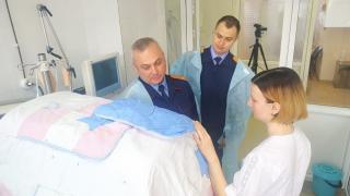 В Будённовске следователи навестили новорождённую девочку, выброшенную из окна