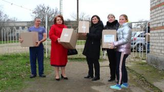 Активисты в пункт временного размещения Степновского округа привезли гуманитарную помощь