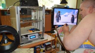 Житель Светлограда Андрей Говоруха печатает на самодельном 3D-принтере