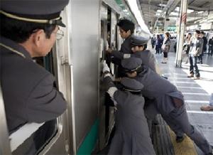 В токийском метро существует профессия – толкатель, для «утрамбовывания» пассажиров в вагоны