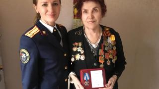 Медаль Следкома РФ «Доблесть и отвага» вручили участнице ВОВ Зое Маринич