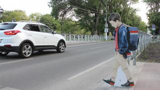 В Невинномысске у дорог установили манекены детей-пешеходов
