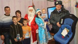 Инспекторы ГИБДД пришли с подарками в многодетную семью Дорошенко