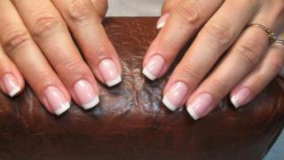 Как укрепить расслаивающиеся ногти?