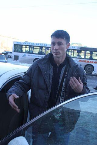 Житель Уральска, рискуя жизнью, спас людей из тонущего автомобиля