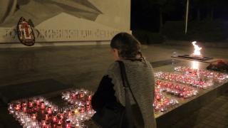 У мемориала «Огонь Вечной славы» в Ставрополе зажгли свечи памяти
