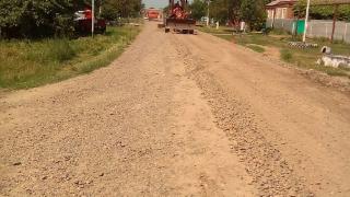 В селе Ладовская Балка Красногвардейского района ремонтируют дороги