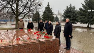 В ЛНР делегация депутатов Думы Ставрополья почтила память героев Великой Отечественной войны