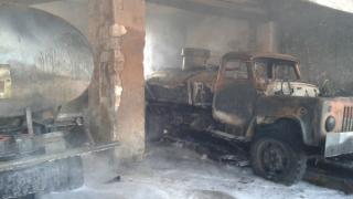 В Туркменском районе сгорел автомобильный бокс с бензовозами