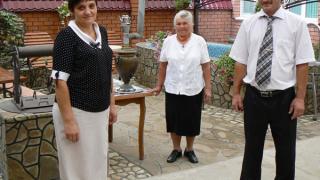 Фонтан и качели красуются на грядке семьи Стасенко в Ипатово