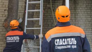 В Ставрополе рабочий сорвался с лестницы с высоты второго этажа