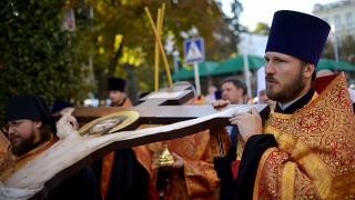 Крестный ход в Ставрополе: Крест, освященный в Иерусалиме, перенесли в Крестовоздвиженский храм