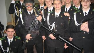 Учащимся кадетских классов под патронатом СКР преподали Урок мужества в ставропольском СОБРе